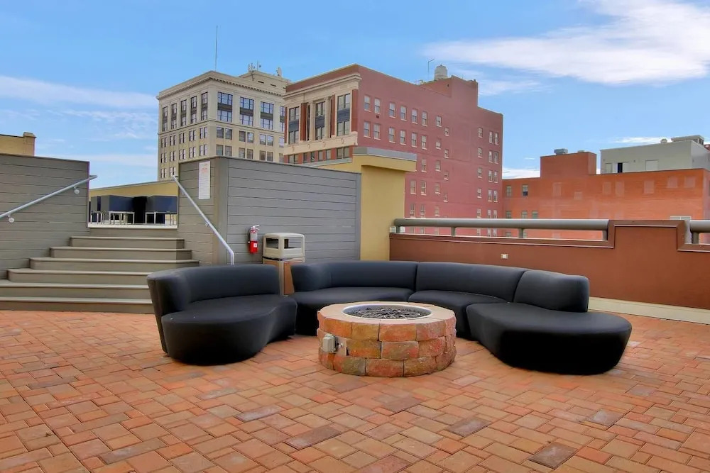High End Old Town Loft + Pool + Clubhouse