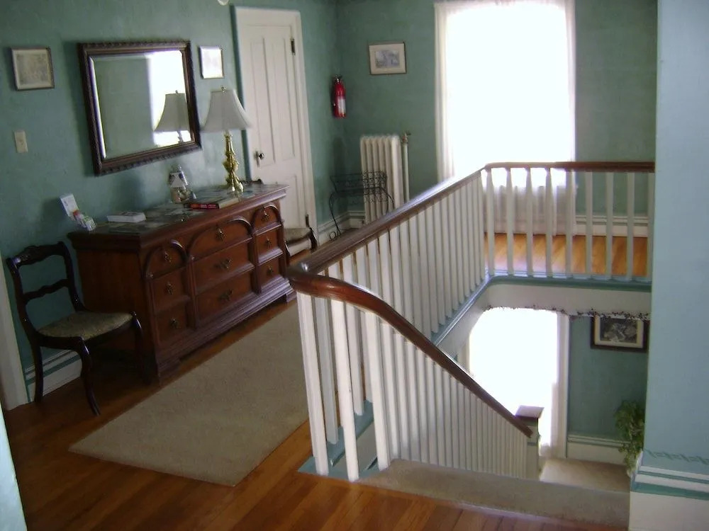 Отель Джирарда Four Creeks Bed & Breakfast