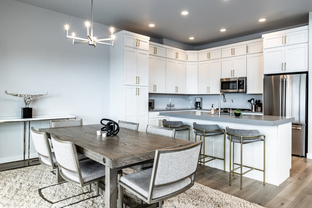 Modern Mountain Retreat Sleeps 10 Park City