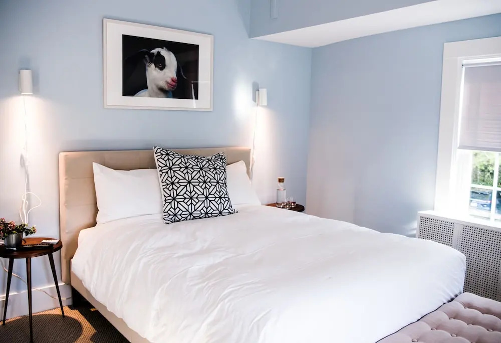 Lamberts Cove Inn & Resort