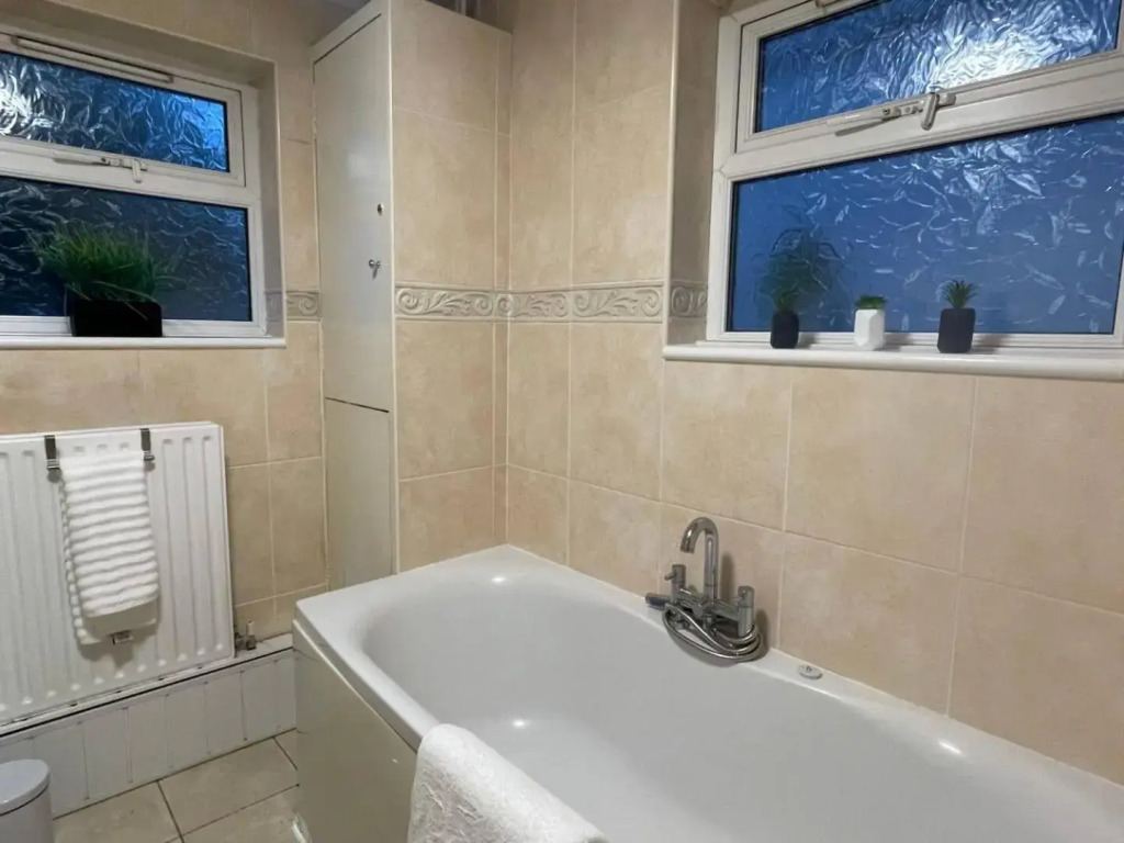 Cosy home with FREE PARKING and fast internet