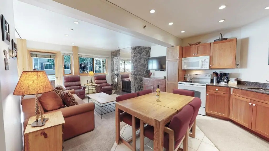 Laurelwood Condominiums Studio Premier Unit 408