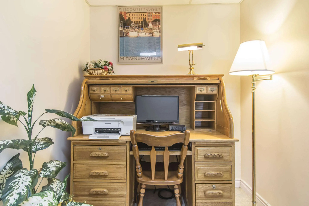 Econo Lodge Inn & Suites