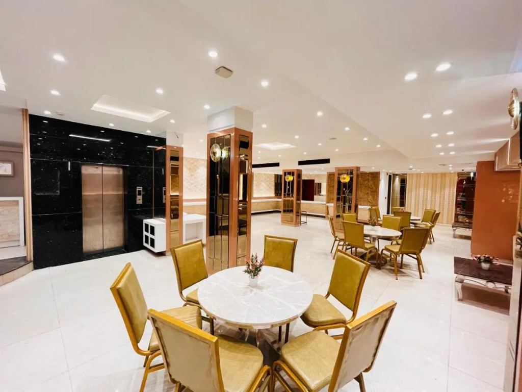 Qotel Hotel AT Residency Kaushambi