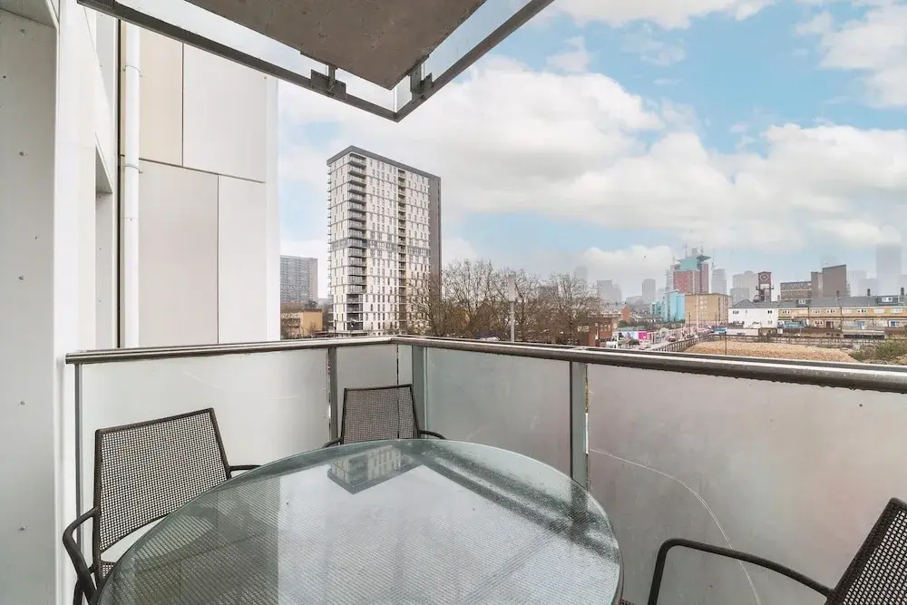 Cosy 2-bed Poplar Flat w/ City Views