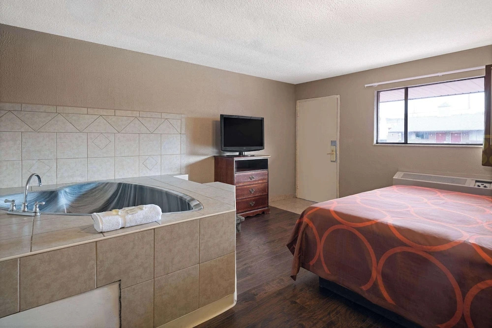 Super 8 by Wyndham Youngstown North