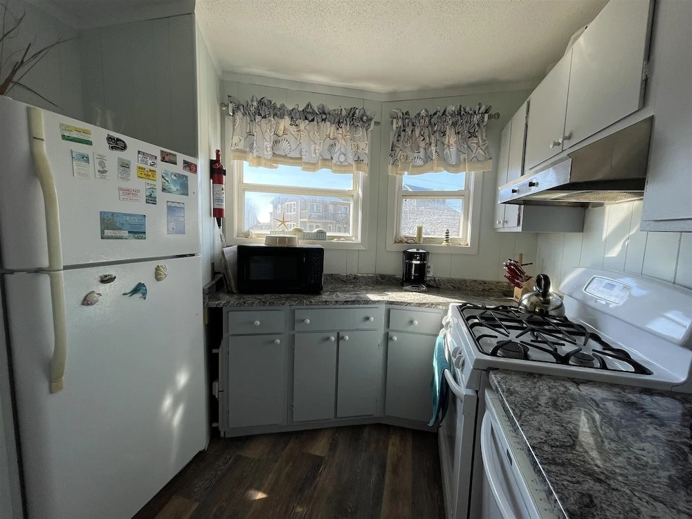 46221 Oramar Drive House by RedAwning
