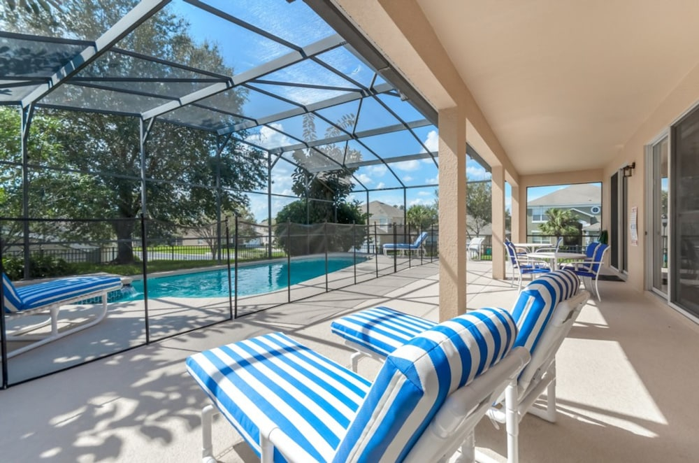 2696 La Isla Court