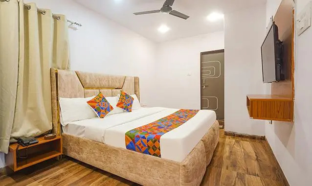 FabHotel Midnight Inn