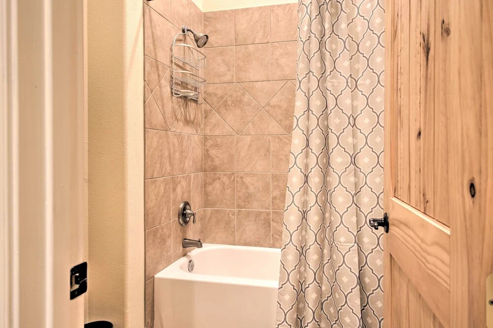 Lakeview Escape w/ Hot Tub, 1 Mi to Canyon Lake
