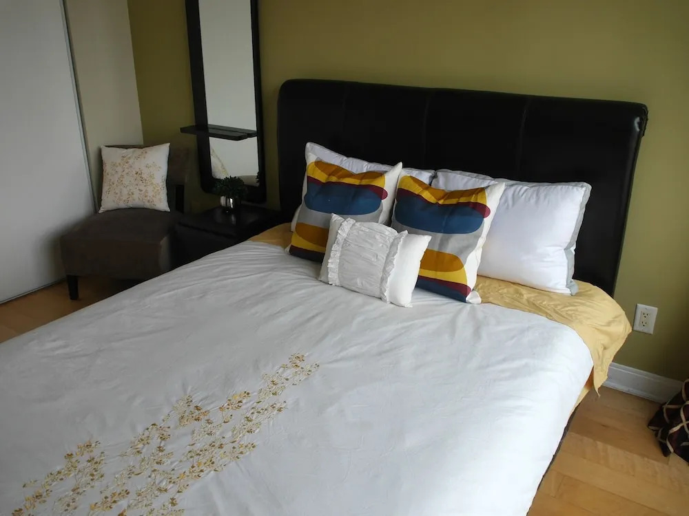 Amazing 1BR Condo in Yorkville