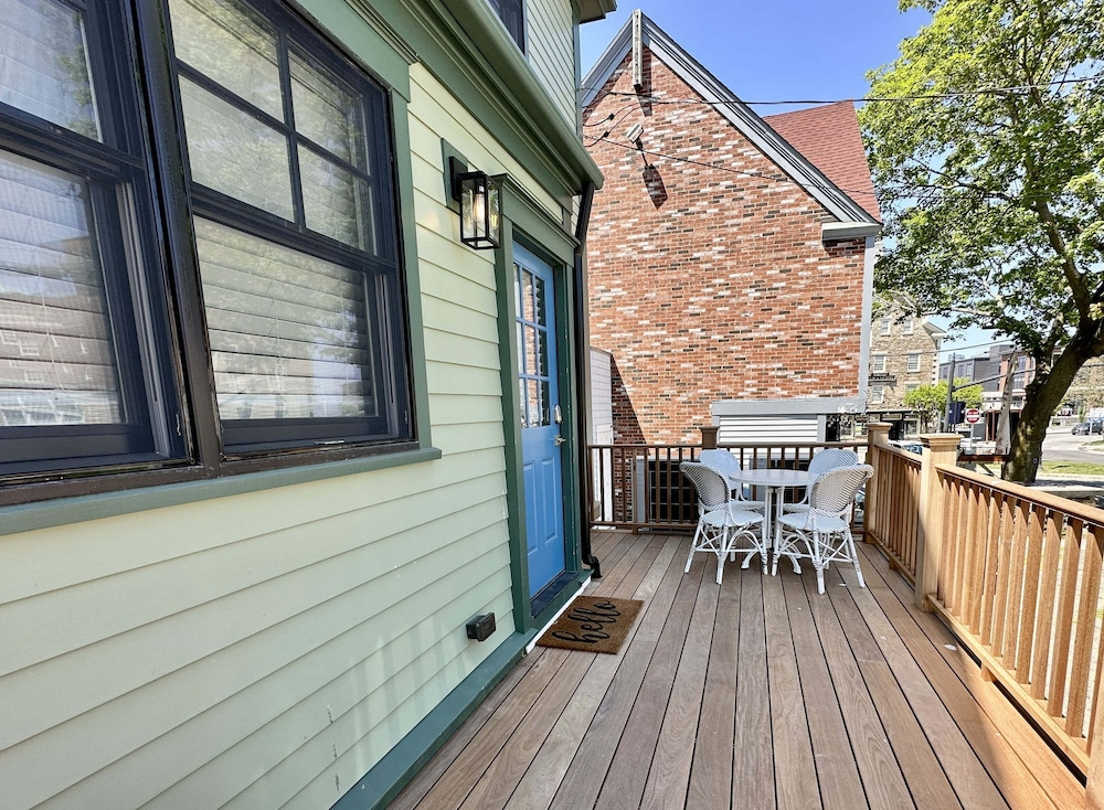 Downtown Newport 2br Apartment W/ Parking & Deck - Unit 4 2 Bedroom Apts