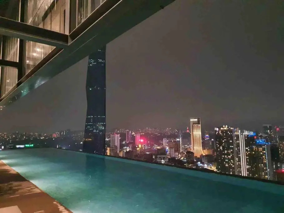 Infinity pool, NEW 2 bedroom, near BBCC LALAPORT, PNB 118, KLCC with high speed wifi