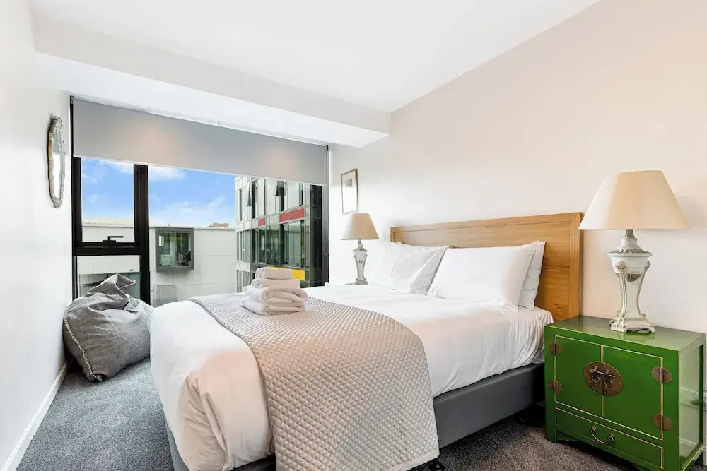 Zodiak Stays: Cozy CBD 2BR Near Top Dining Spots