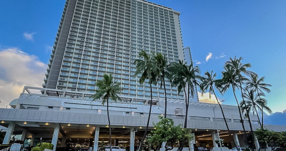 Stunning Ala Moana 2501
