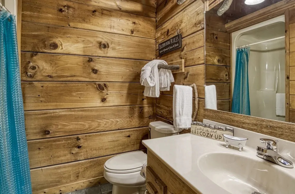 ER69 - Rachels Tree House - Great location, Close to all the action! cabin