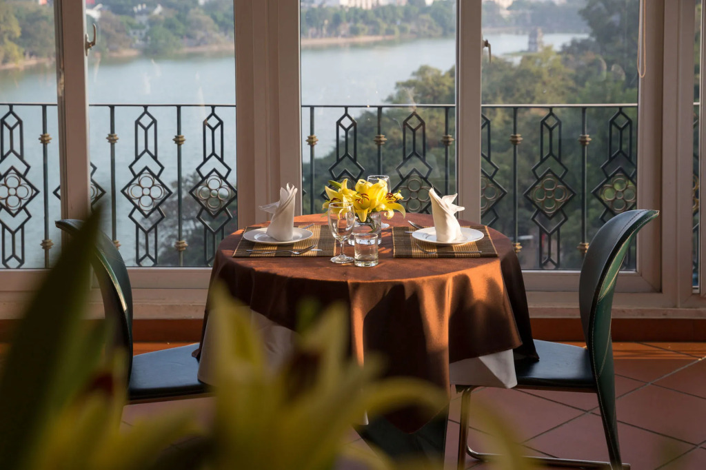 Lakeside Palace Hotel