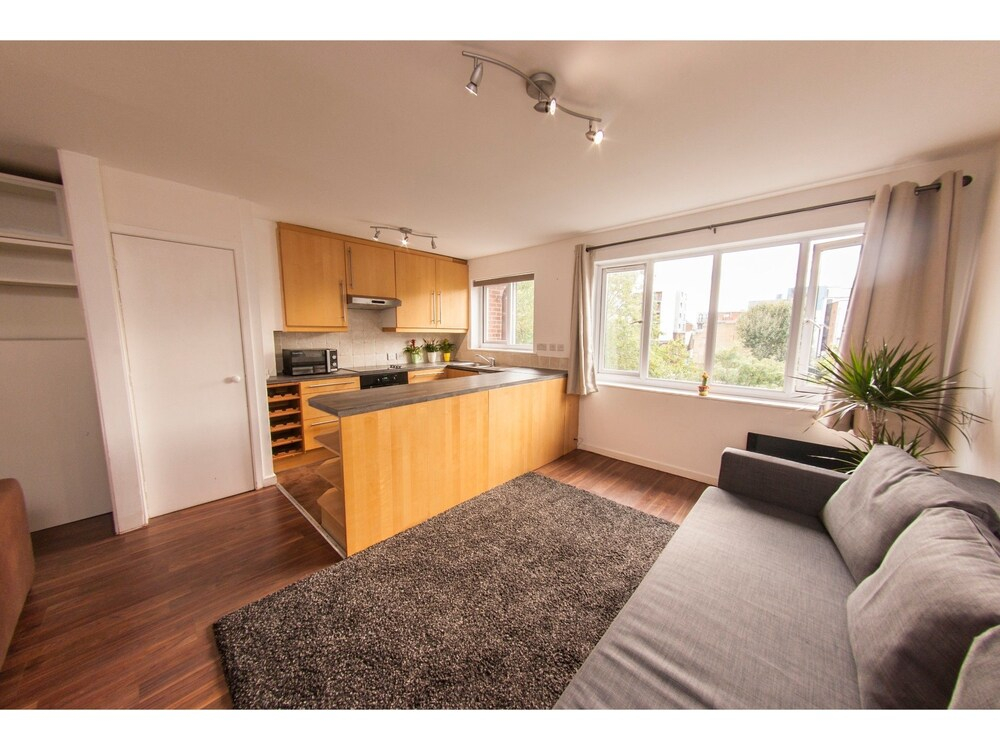 Bright and Spacious Flat Near Borough