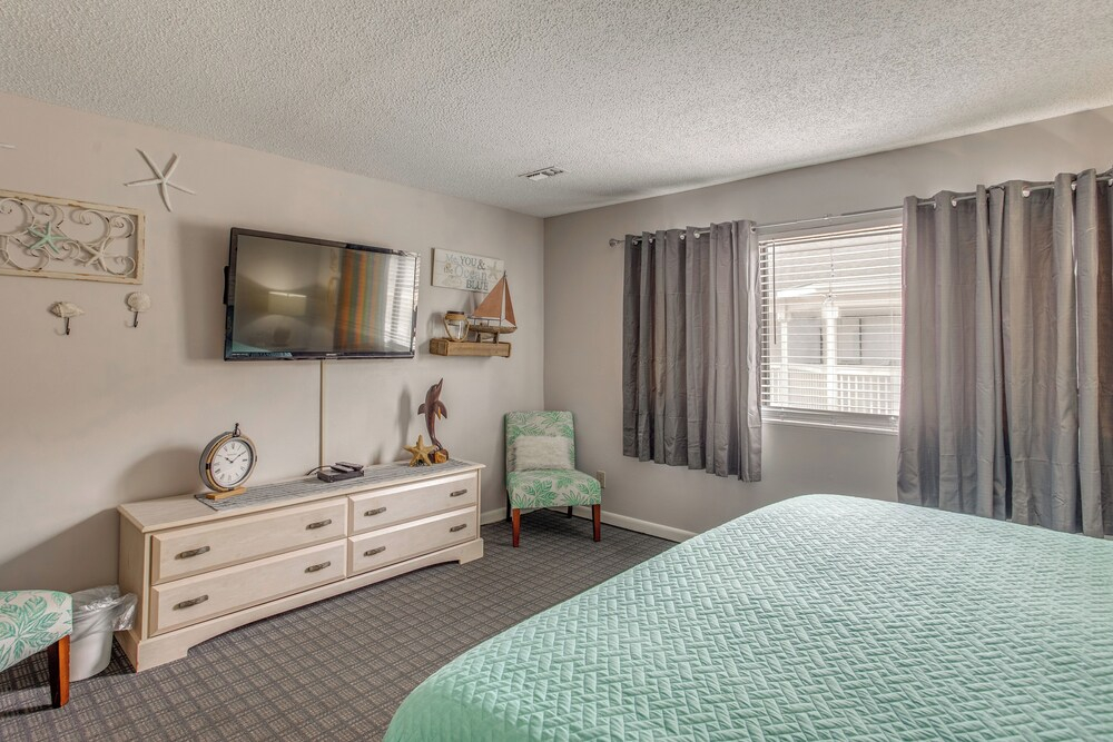 Steps to Ocean: Convenient Myrtle Beach Townhome!