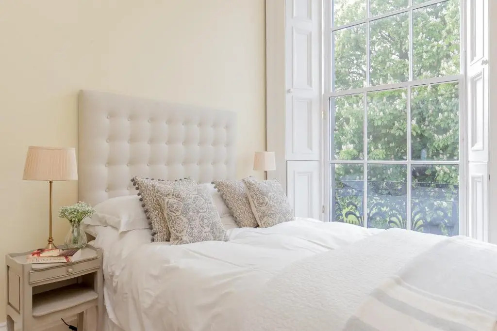 325 - Delightful 2 bedroom apartment situated in typical 18th century square