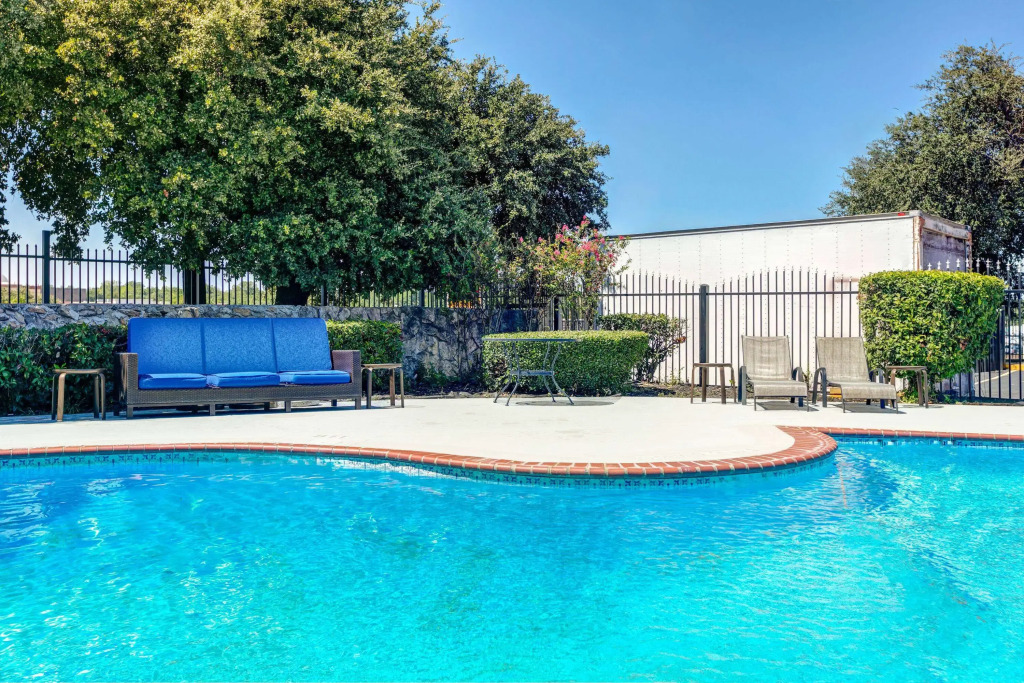 Days Inn by Wyndham South Fort Worth
