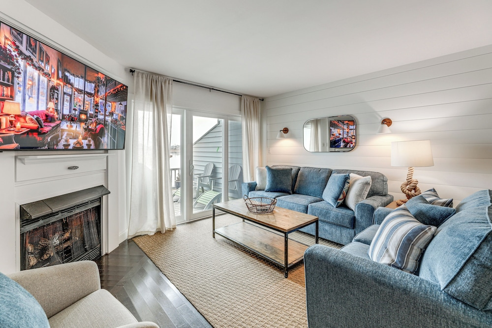 1 Mi to Fenwick Island SP: Condo w/ Boat Dock!