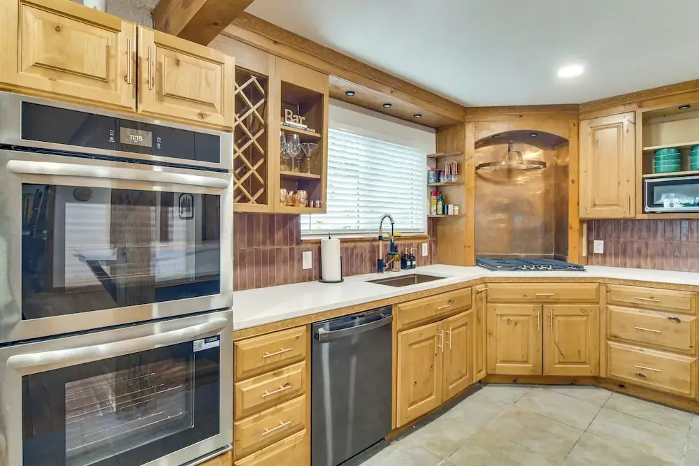 Wooded Retreat w/ Private Hot Tub in Evergreen