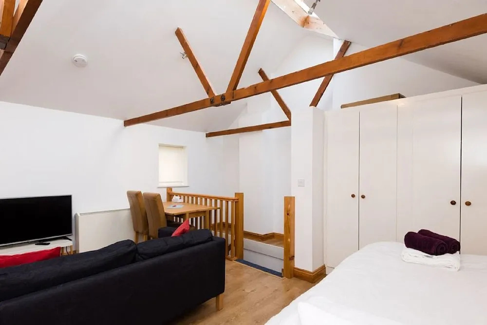 Cosy studio in bustling Grafton Centre