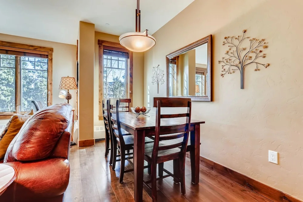 Luxury Water House Ski W/ Pool & Hot Tubs 3 Bedroom Condo