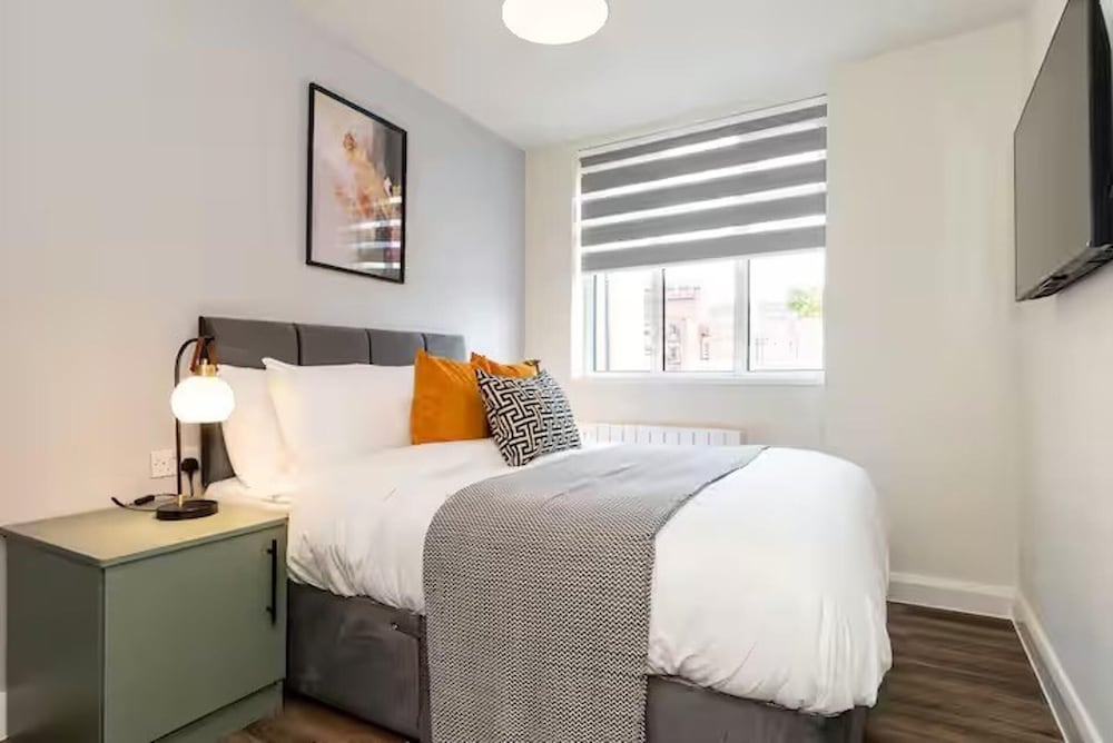 Beautiful 1 Bedroom Apartment Near City Centre