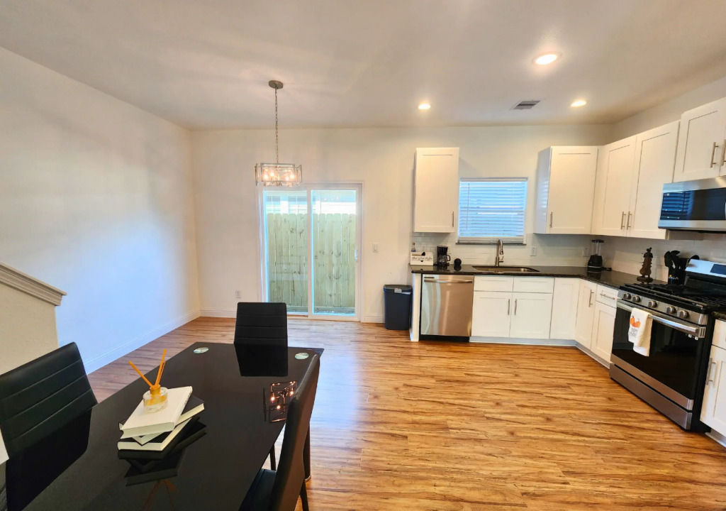 Modern 3 Bedroom Retreat in Pearland