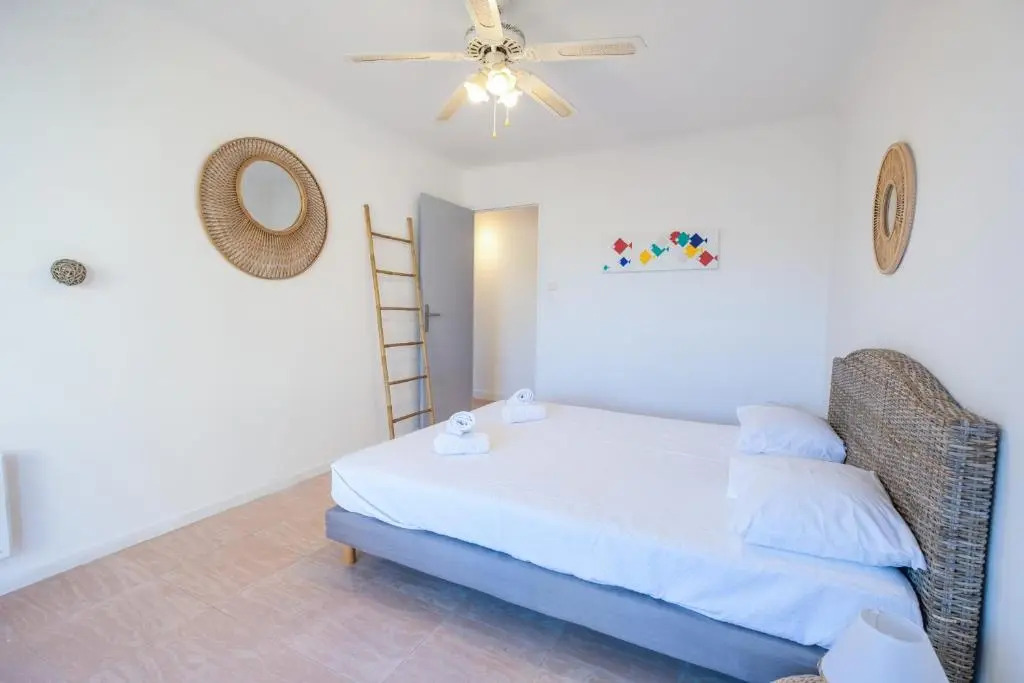 SERRENDY 2-bedroom apartment with terrace and parking only 100 meters