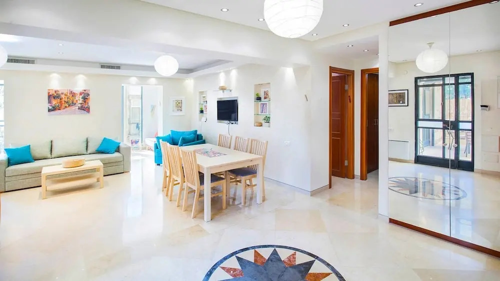 Elegant And Inviting - Greekgerman Colony