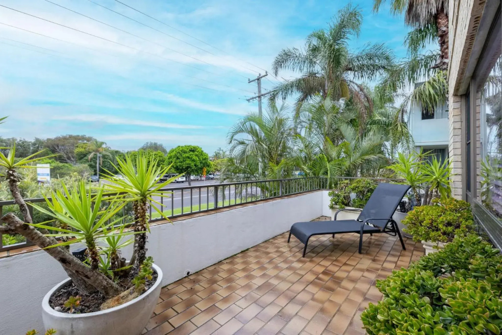 14 'The Dunes', 38 Marine Dr - Large Unit With Pool, Tennis Court And Directly Across From Fingal