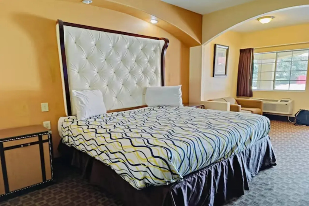 Capital O Deluxe Inn Channelview Houston I-10