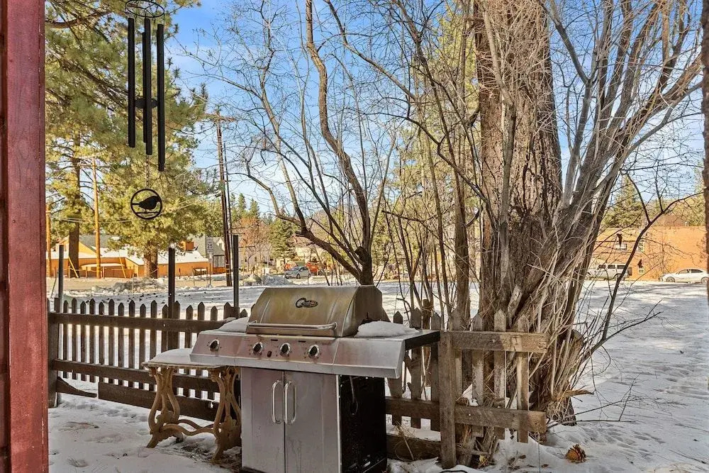Cozy Bear Cottage - Walk to Lake & Village, Deck, Barbecue