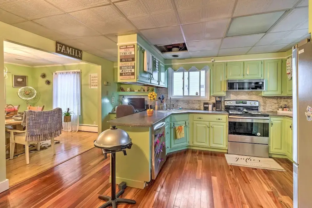 Stylish Suburban Getaway, 10 Miles to Royal Mtn!