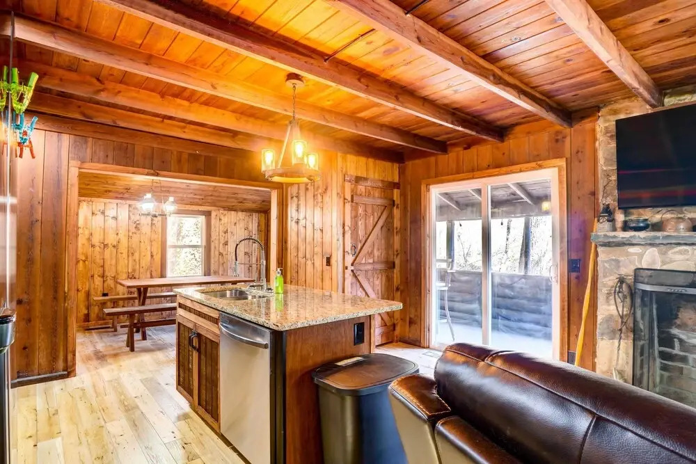 Gatlinburg Cabin: Hot Tub & River Views