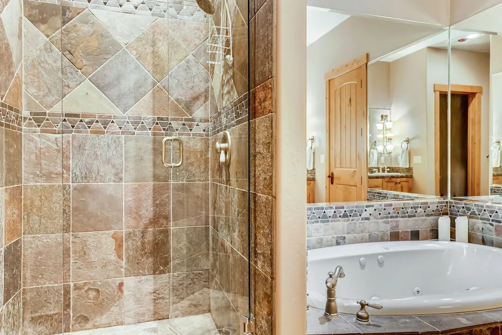 Luxurious All-suite Ski W/ Hot Tub 5 Bedroom Duplex