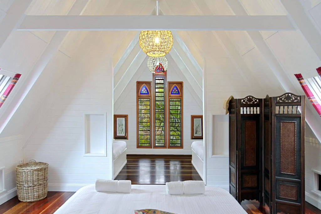 Longhouse - spacious 4 BR Belongil Beach retreat