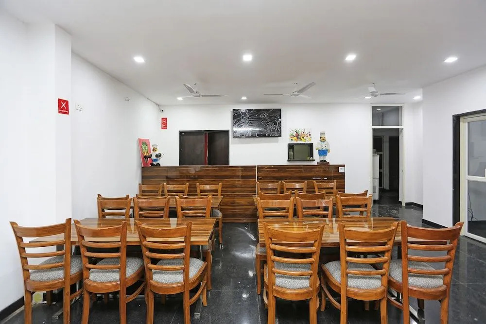 OYO 10718 White Oak Hotel