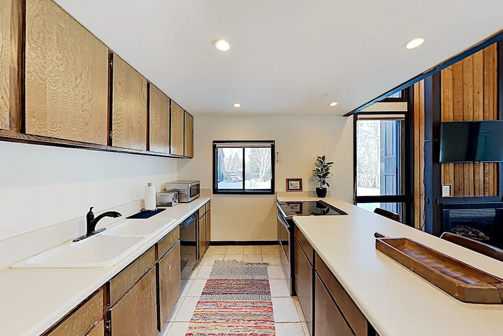 New Listing! Chic W/ Pool - Walk To Lifts 2 Bedroom Condo