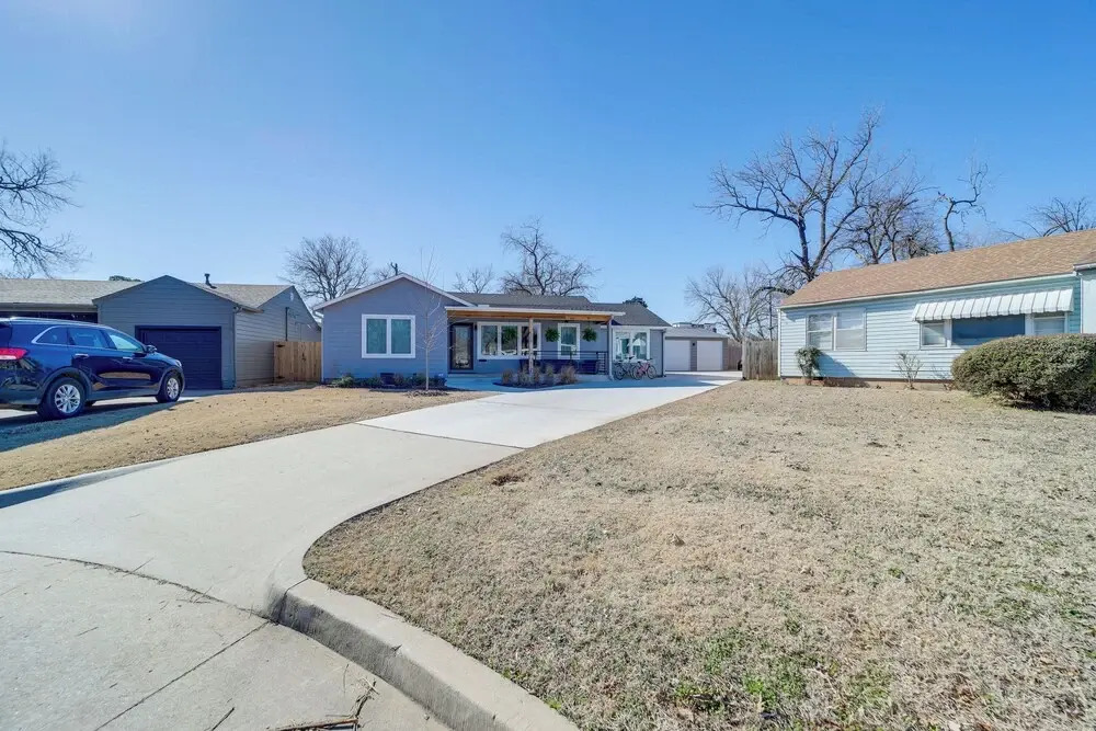 Walk to Gathering Place & Brookside: Tulsa Studio