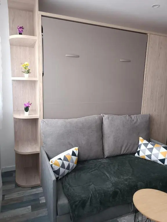 Studio cosy refait a neuf à 50 m de la plage