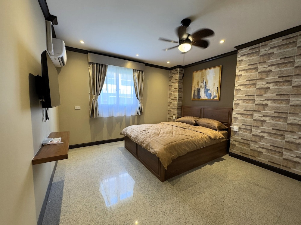 Spacious 2BR Corner Condo - Garden View Balcony - Royal Hill Resort