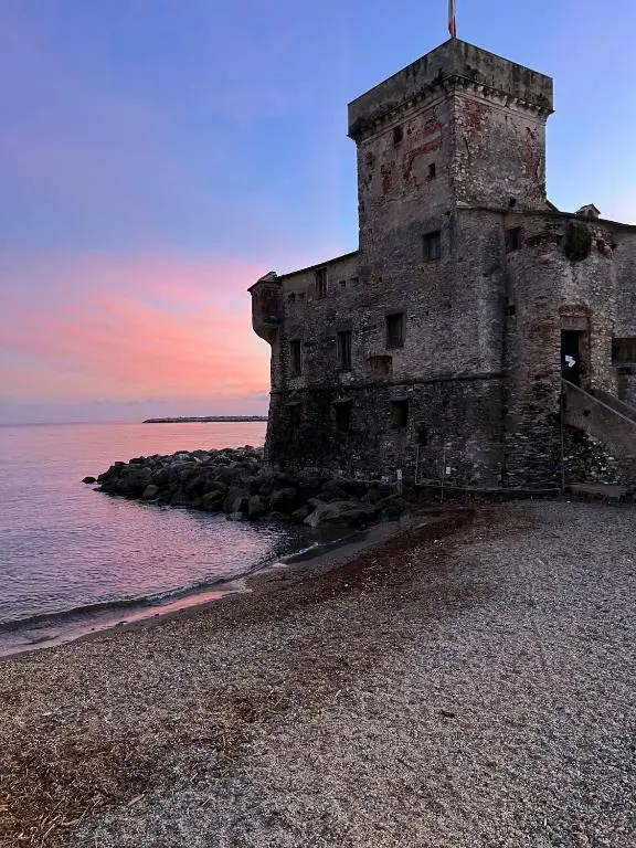 WELCOME RIVIERA -TORRE DAVORIO APPARTAMENTO 126 mq piuterrazzo25 mq - totalmente rinnovato- 250m dal centro - parcheggio a pagamento 20 euro al giorno da prenotare in anticipo salvo dispo -parking at 20 euro per day to be booked in advance if available