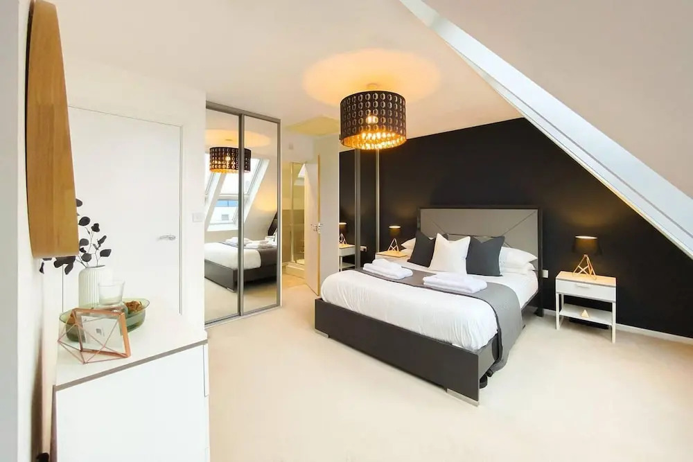 Stunning 4 Bed House With Cinema Room & Parking