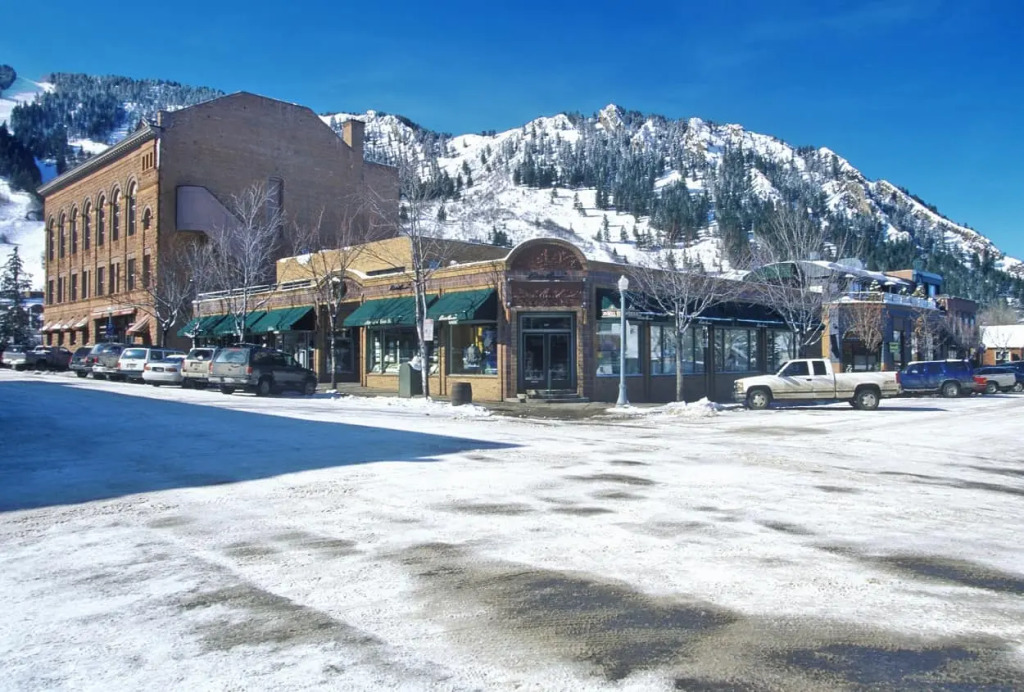 2 BR 3BA Condo - AC, Heated Pool, Walk to Town