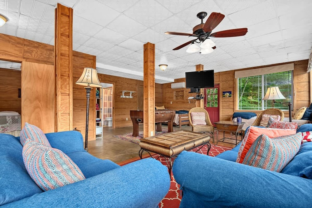 Lakeside 4BR Mountain Views Firepit Game Room