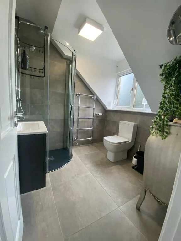 4 Bed House - Sleeps 8 - Pets - Parking - Wifi